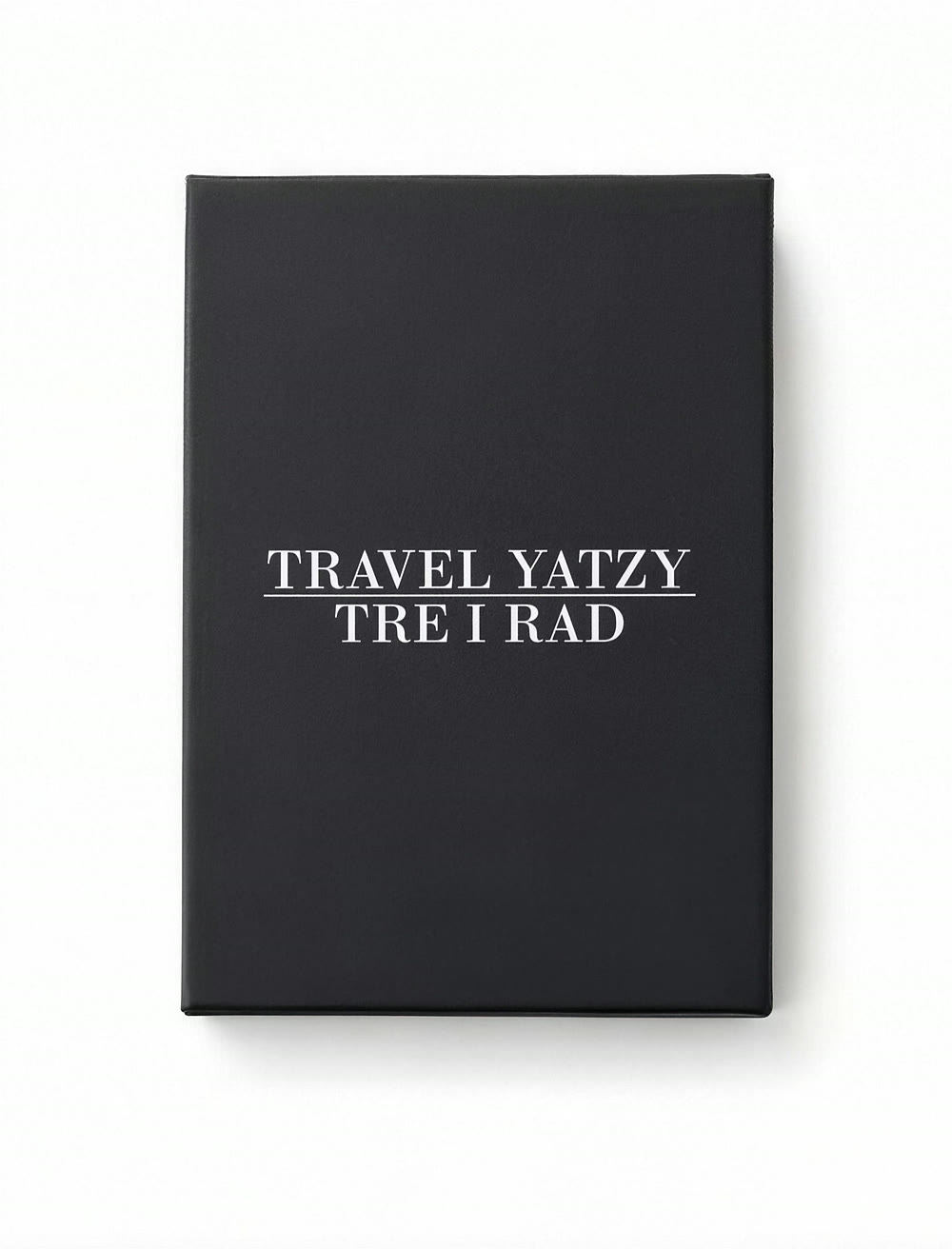 Svart box med texten Travel Yatzy, Tre i rad